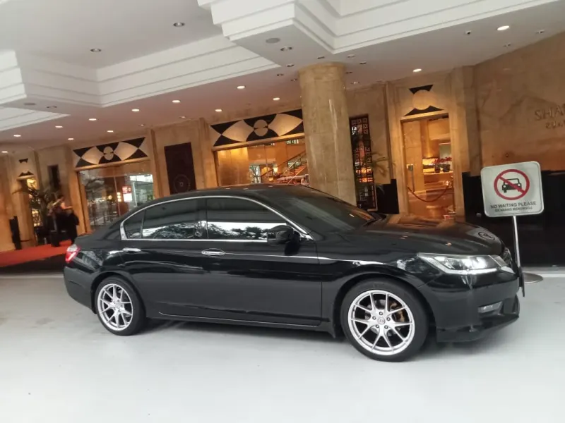 Honda Accord at hotel entrance